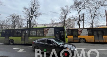 На проспекте Яворницкого в Днепре легковушка "притерлась" к маршрутке (ФОТО, ВИДЕО)