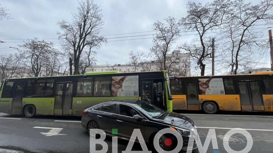 На проспекте Яворницкого в Днепре легковушка "притерлась" к маршрутке (ФОТО, ВИДЕО)