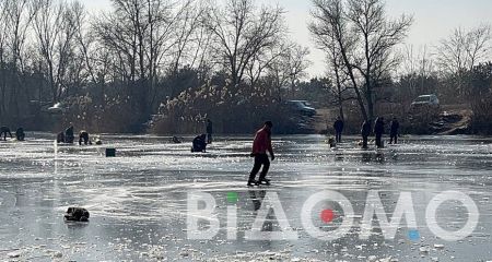 В Днепре пенсионеры превращают канал на Ломовском в каток (ВИДЕО)