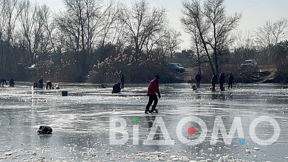 В Днепре пенсионеры превращают канал на Ломовском в каток (ВИДЕО)