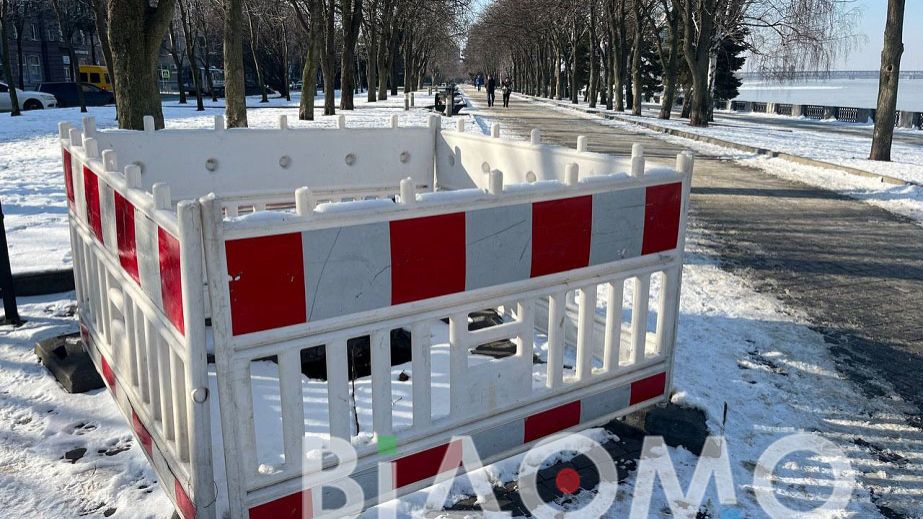 У Дніпрі на набережній утворилося провалля на пішохідній зоні (ФОТО, ВІДЕО)