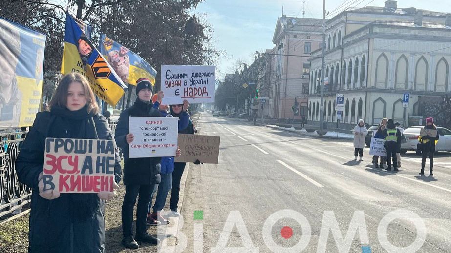 Сигналь ради победы: в Днепре под мэрией снова требовали денег на ВСУ (ФОТО, ВИДЕО)