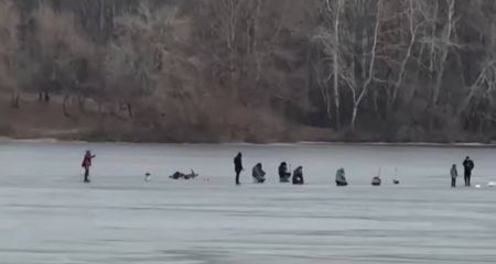 У Дніпрі на тонкій кризі спостерігається аншлаг з рибалок (ФОТО)