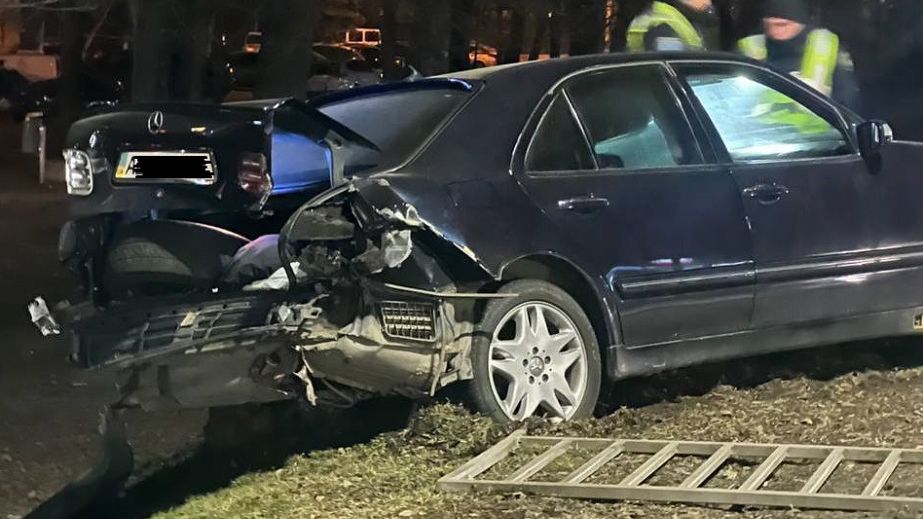 На Запорізькому шосе легковик зніс паркан і завис на тротуарі (ВІДЕО)