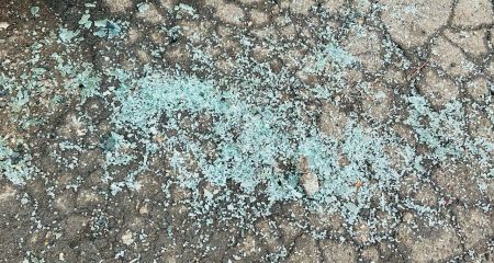 Возле филармонии в Днепре вандалы побили афиши (ФОТО)