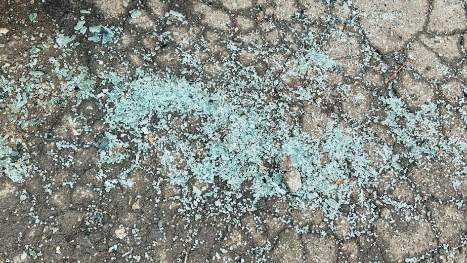 Біля філармонії у Дніпрі вандали побили афіші (ФОТО)