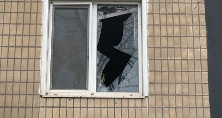 Розбила вікно та кидала речі у перехожих: у Камʼянському помітили неадекватну жінку (ФОТО)