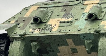 У Кам'янському декомунізований радянський пам'ятник-танк обмалювали непристойними написами (ФОТО)