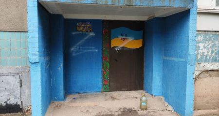 У Кривому Розі на дверях під'їздів намалювали символи російської агресії (ВІДЕО)