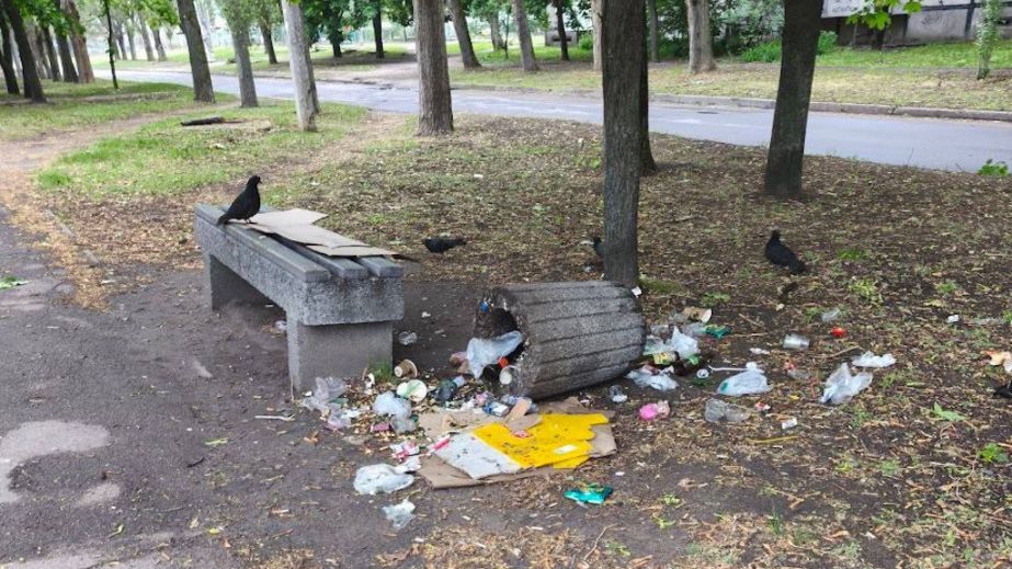 У Павлограді вандали перевернули ледь не всі смітники (ФОТО)