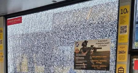 В Днепре на Победе подростки забросали троллейбусы камнями и разбили остановку (ФОТО)