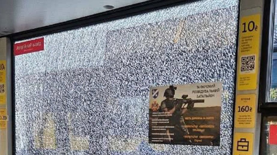 В Днепре на Победе подростки забросали троллейбусы камнями и разбили остановку (ФОТО)