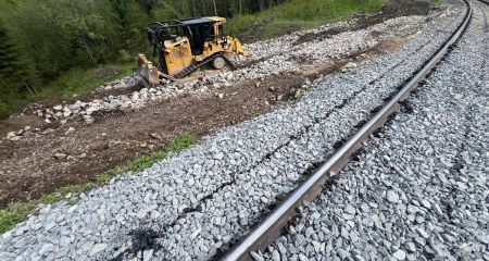 Через зсув ґрунту у Карпатах два потяги з Дніпропетровщини курсуватимуть зі змінами (ФОТО)