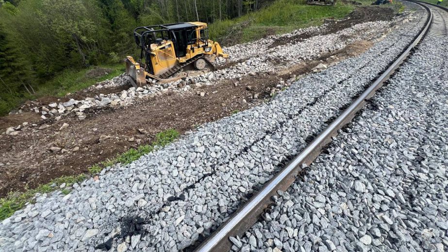 Через зсув ґрунту у Карпатах два потяги з Дніпропетровщини курсуватимуть зі змінами (ФОТО)