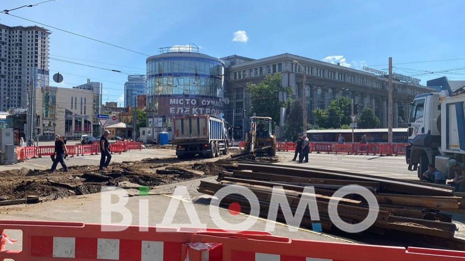 У центрі Дніпра перекрили рух через ремонт трамвайної колії (ФОТО, ВІДЕО)