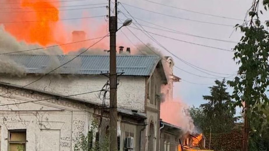 Пострадавший пенсионер и побитые здания: стражи порядка показали последствия обстрелов Днепропетровщины (ФОТО)