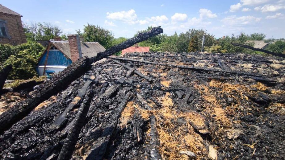 Окупанти 3 червня обстріляли Нікопольщину та Криворіжжя: постраждав пенсіонер (ФОТО)