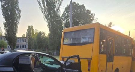 У Кривому Розі водій через епілептичний напад скоїв кілька ДТП і протаранив припарковану маршртуку (ФОТО)
