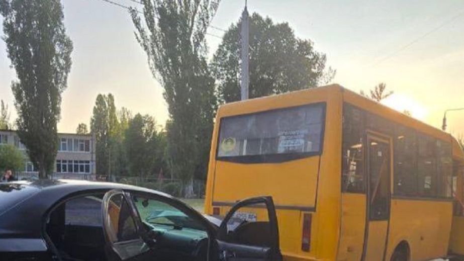 У Кривому Розі водій через епілептичний напад скоїв кілька ДТП і протаранив припарковану маршртуку (ФОТО)