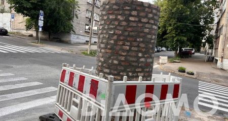 В Днепре восстановили уничтоженную коммунальщиками старинную афишную тумбу (ФОТО, ВИДЕО)