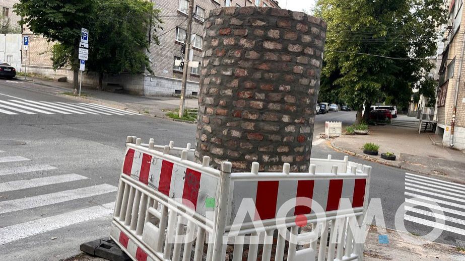 В Днепре восстановили уничтоженную коммунальщиками старинную афишную тумбу (ФОТО, ВИДЕО)