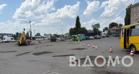 В Павлограде латают ямы на автостанции (ФОТО, ВИДЕО)