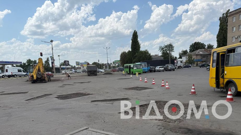 В Павлограде латают ямы на автостанции (ФОТО, ВИДЕО)