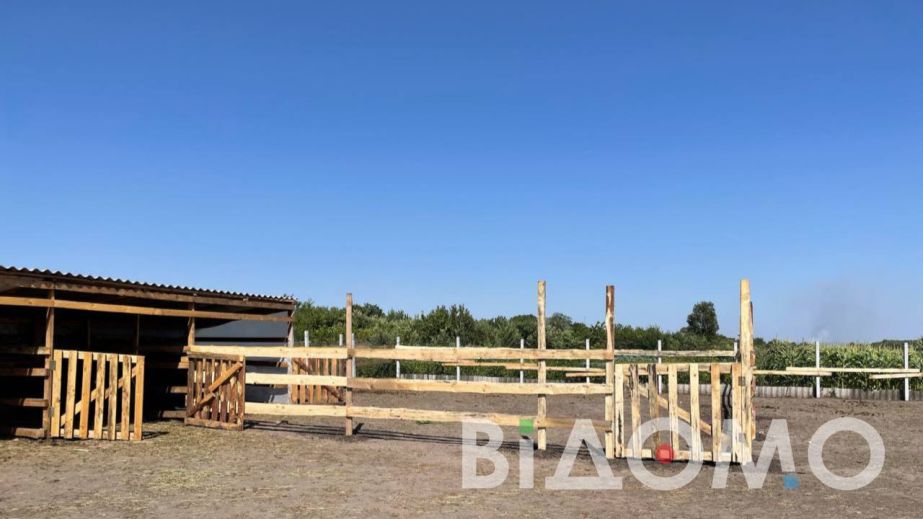 В уникальном ипо-центре на Днепропетровщине установили "бочку для жеребца" (ФОТО, ВИДЕО)