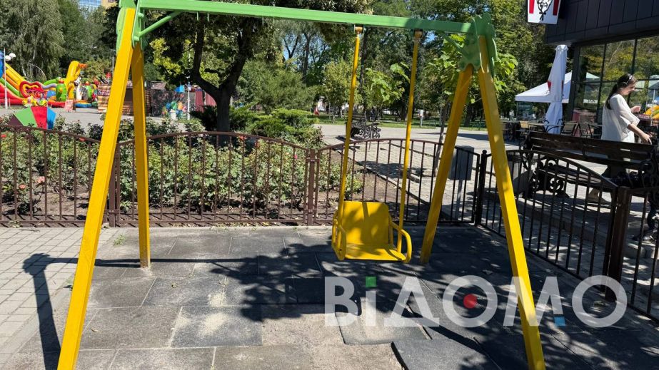 Майже все зламане: як виглядає дитячий майданчик у центрі Павлограда (ФОТО, ВІДЕО)