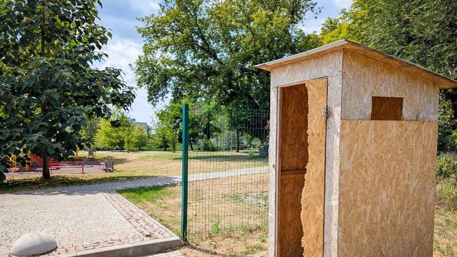 У Марганці вандали розтрощити туалет у сквері (ФОТО)