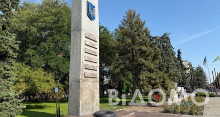 Новий тризуб і захист для фото: у Павлограді відбулися зміни на Алеї Слави (ФОТО, ВІДЕО)