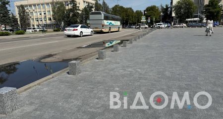 На центральній площі Павлограда встановили гранітні блоки (ФОТО, ВІДЕО)