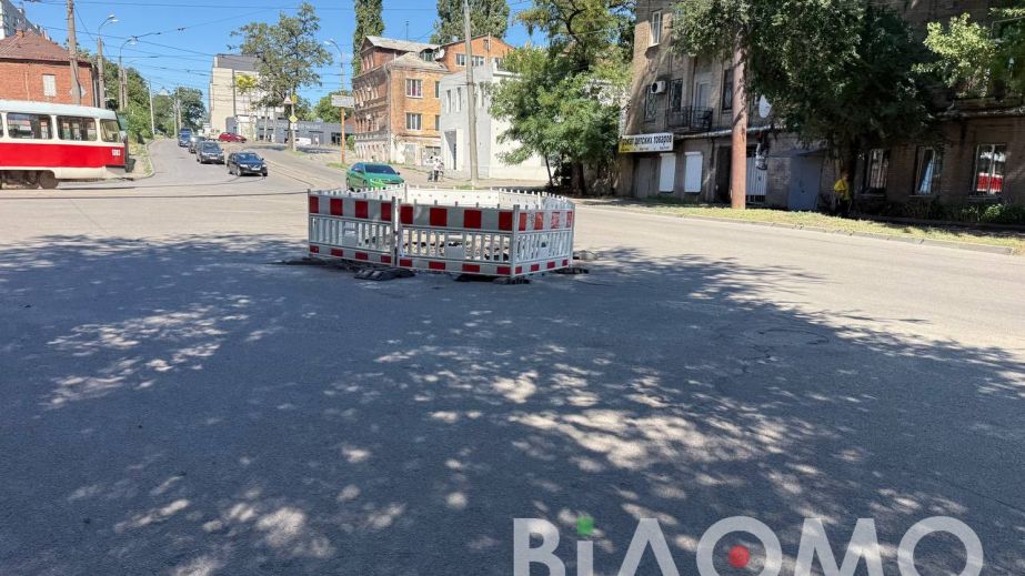 Яма-гигант в Днепре: пропасть на одной из улиц растет очень быстро (ФОТО)