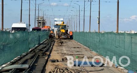 Як у Дніпрі ремонтують трамвайні колії на Старому мосту (ФОТО, ВІДЕО)