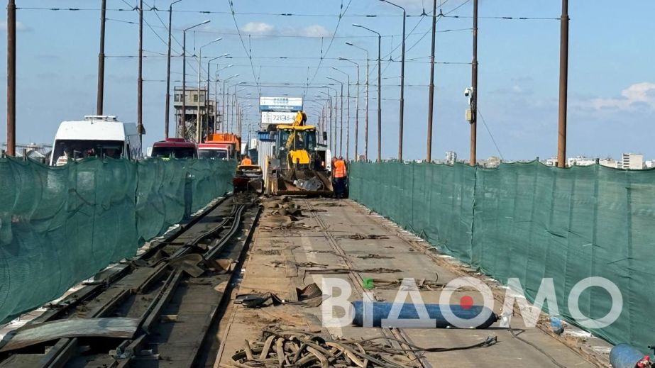 Як у Дніпрі ремонтують трамвайні колії на Старому мосту (ФОТО, ВІДЕО)