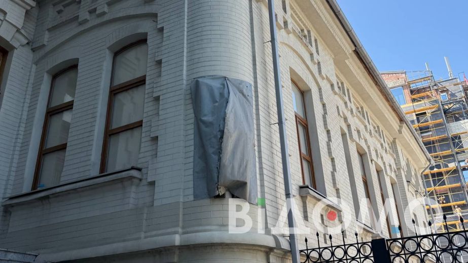 Как в Днепре скрыли от деколонизации барельеф Брежнева (ФОТО, ВИДЕО)
