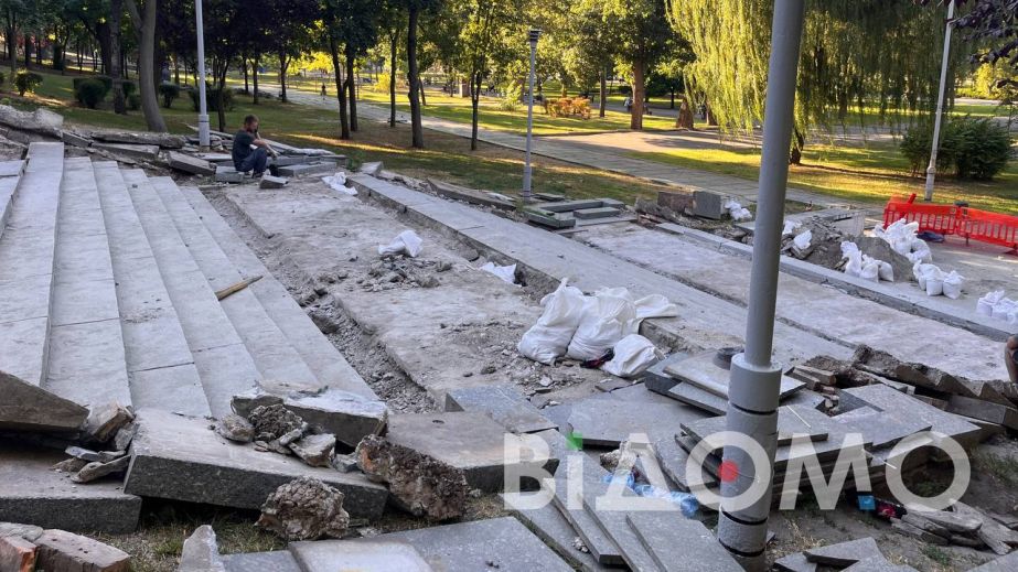 Як просувається ремонт сходів у парку Глоби (ФОТО, ВІДЕО)