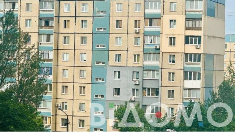 Небезпечний "сюрприз" зверху: у Кривому Розі балконна рама впала з 8-го поверху під двері під'їзду (ВІДЕО)