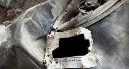 Мэр Днепра Филатов показал обломки ракеты, снесшие крышу многоэтажки во время ночного удара (ВИДЕО)