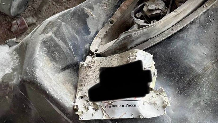 Мэр Днепра Филатов показал обломки ракеты, снесшие крышу многоэтажки во время ночного удара (ВИДЕО)