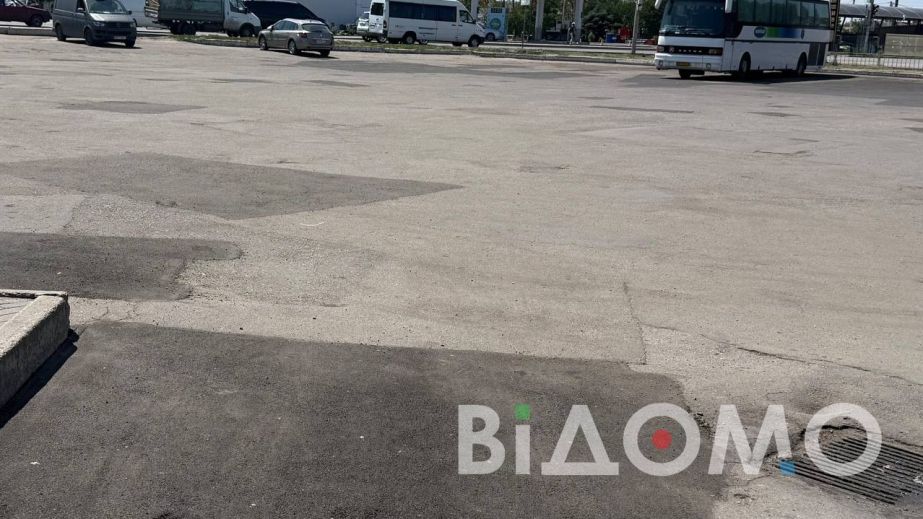 Як у Павлограді територію автостанції вкрили латками (ФОТО, ВІДЕО)