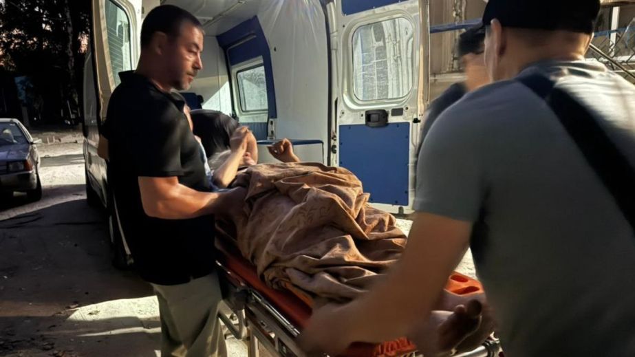Перші хвилини після ракетного удару по Камʼянському показали у соцмережах (ВІДЕО)