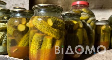 Рецепти на зиму: як на Дніпропетровщині господині закривають огірки (ФОТО)