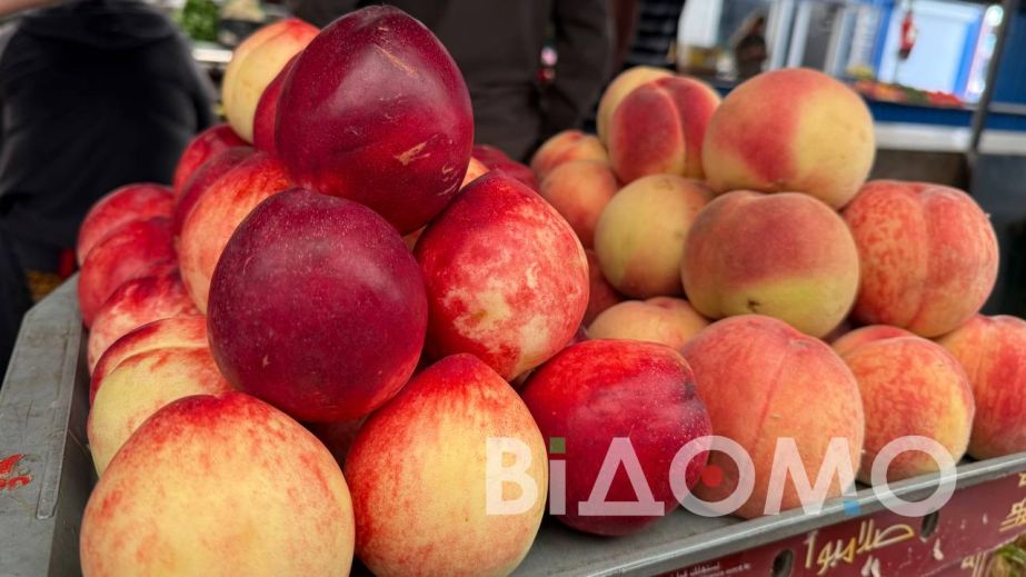 Дешевеют, но все равно дорогие: как изменились цены на ягоды и фрукты на рынке Павлограда (ФОТО)