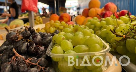 В Павлограде на рынке появился первый виноград (ФОТО)