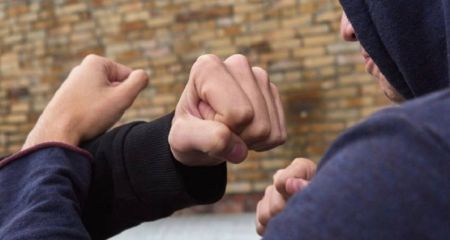 Кулаки замість слів: У Дніпрі група чоловіків скоїли побиття (ВІДЕО)