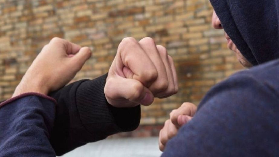 Кулаки замість слів: У Дніпрі група чоловіків скоїли побиття (ВІДЕО)
