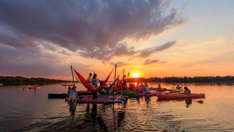 Скрипка на каяках: в Днепре состоялся концерт прямо на воде (ФОТО)