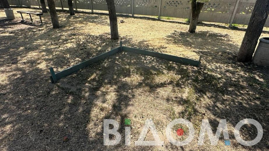 Сломанные аттракционы и ржавые конструкции: как выглядит заброшенная детская площадка в Каменском (ФОТО)