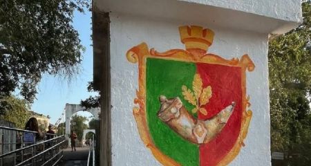 В Кривом Роге военный нарисовал герб города на мосту в парке (ВИДЕО)